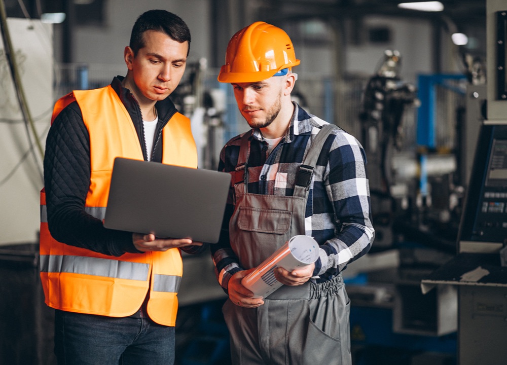 Técnico de climatização realizando manutenção industrial