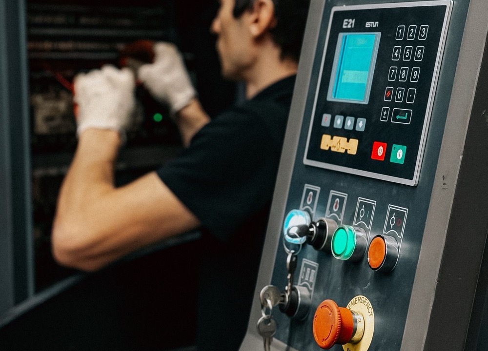 Manutenção preventiva - Técnico inspecionando sistema