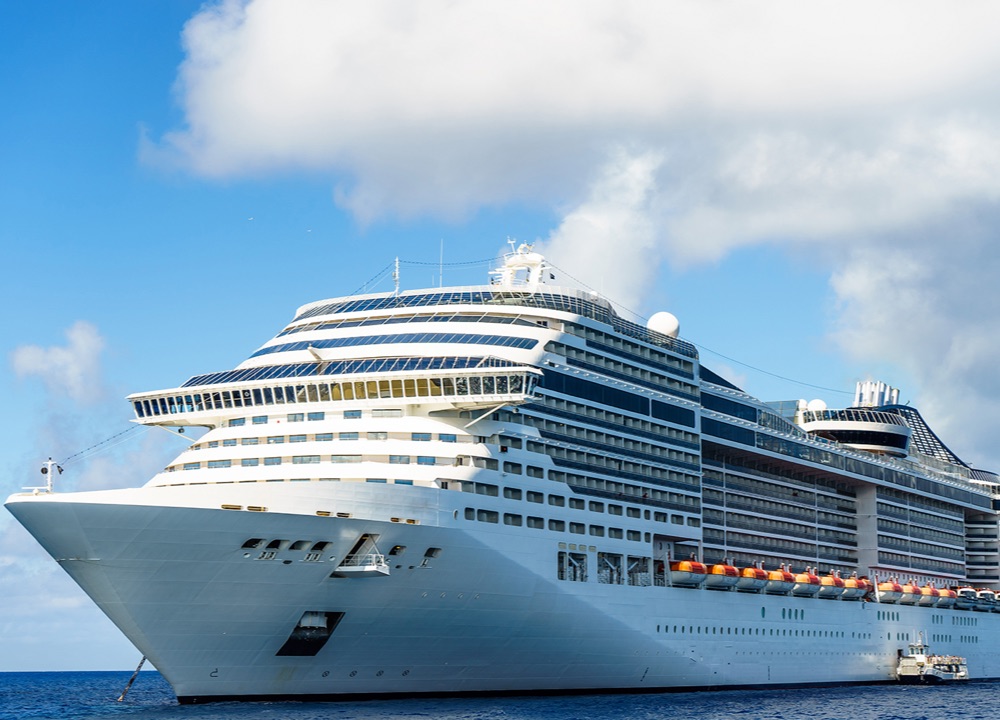 Navio de cruzeiro em porto - Sistemas de refrigeração marinha